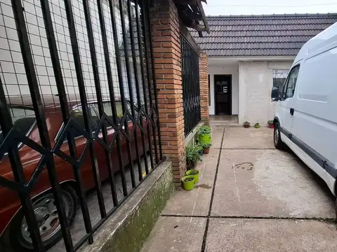 Casa 5 ambientes con 2 baños