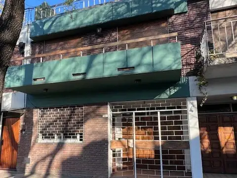 Venta de duplex de 4 ambientes c/cochera  en Versalles 