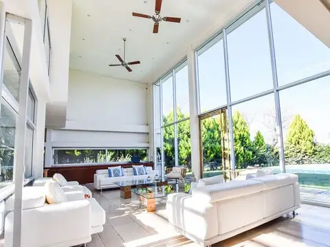 Casa 8 ambientes con 5 baños