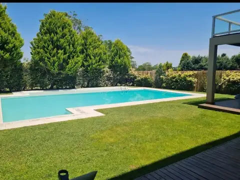 Casa en Venta con 4 cocheras