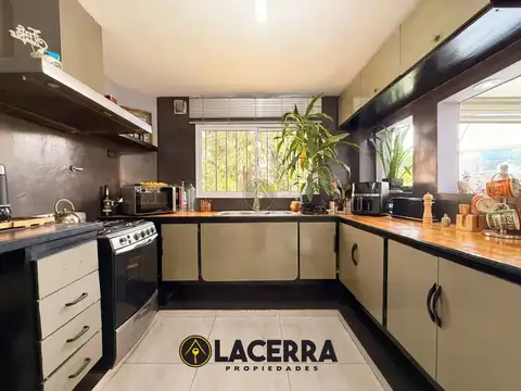 Casa 5 ambientes con parque en Villa Ballester