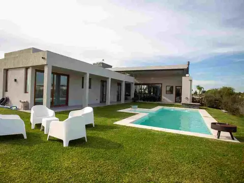 CASA 6 AMBIENTES EN VENTA CON PILETA  SAN VICENTE