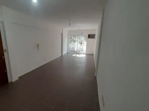 Oficina al frente, con balcon y sin expensas