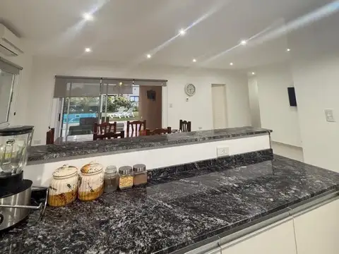 Casa en Venta con 4 cocheras