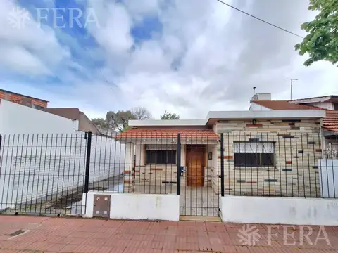 Venta casa de 3 ambientes con cochera y fondo libre