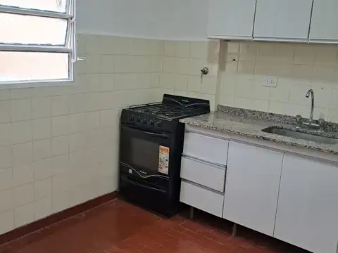 Departamento de 2 amb, se alquila  en Villa Pueyrredón, frente a plaza.