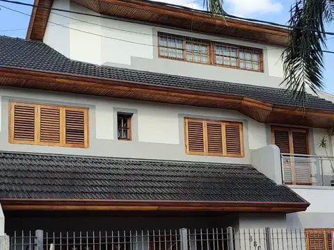 Excelente propiedad 4 ambientes, piscina, quincho, Playroom