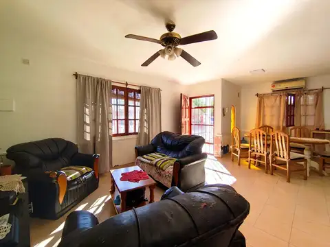 Casa 4 ambientes con 2 baños