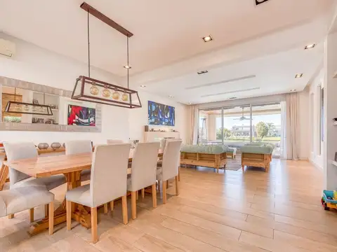 Casa 6 ambientes con 4 baños