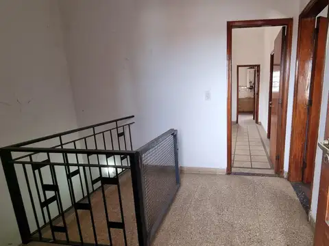 Casa 6 ambientes con 2 baños