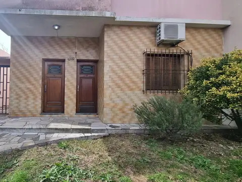 Casa 6 ambientes con 2 baños