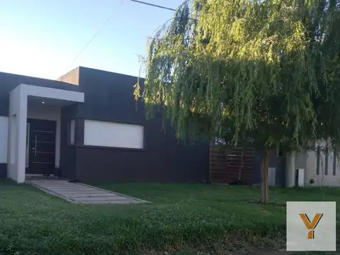 Casa en venta - 2 dormitorios 3 baños - 460mts2 - Bahía Blanca