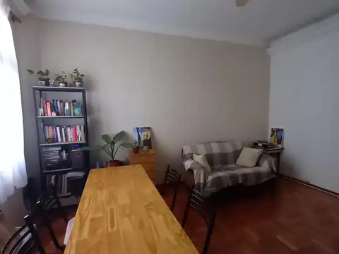 Ramon Falcon 1400, Piso 1