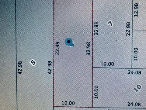 lote de terreno  con un pequeño galpon sin planos