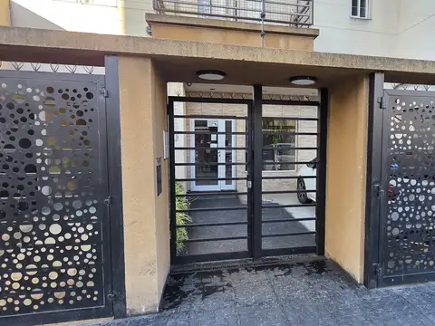 MONOAMBIENTE CON BALCON AL AMANECER. EN PLENO CENTRO COMERCIAL DE CASEROS ¡¡¡¡¡