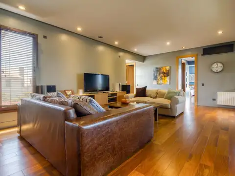 Casa en Venta con 6 cocheras