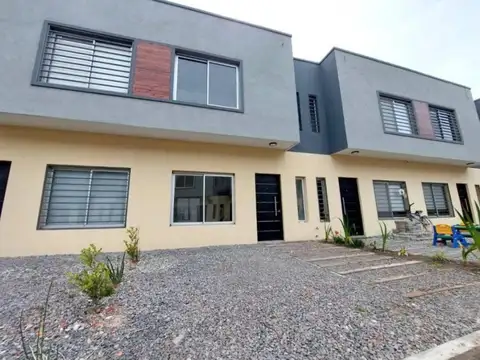 Duplex 3 ambientes en venta en condominio cerrado.