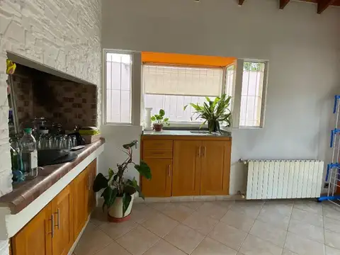 Casa 7 ambientes con 2 baños