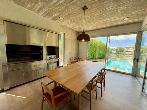 Casa 7 ambientes con 4 baños