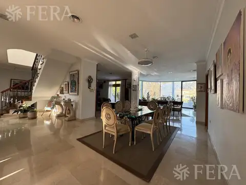 Venta de Casa 6 ambientes con Piscina en Club de Campo Abril- Berazategui