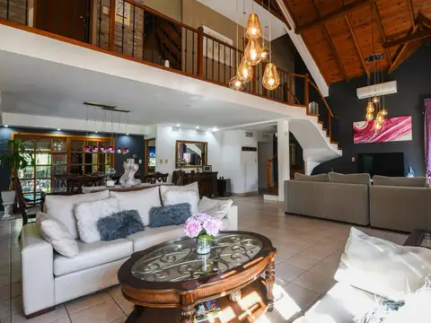 Casa en Venta con 2 cocheras