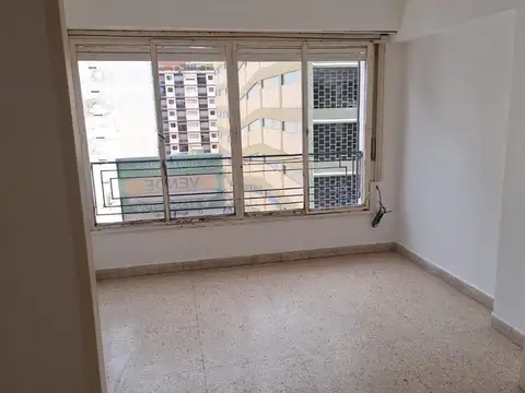 OPORTUNIDAD   AMPLIO AMBIENTE A LA CALLE CON BALCON FRANCES