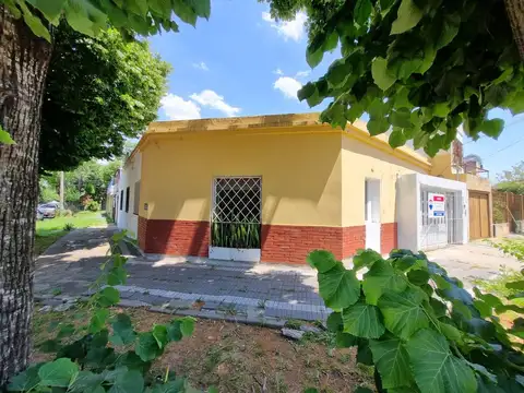 Venta casa en esquina Llavallol