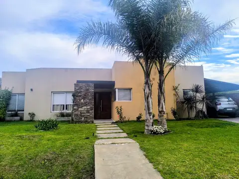 Casa en Venta - Jardín y Pileta - APTO CRÉDITO