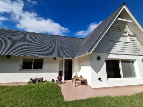 Casa 5 ambientes con 3 baños