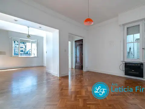 Departamento muy bien reciclado en edificio racionalista.