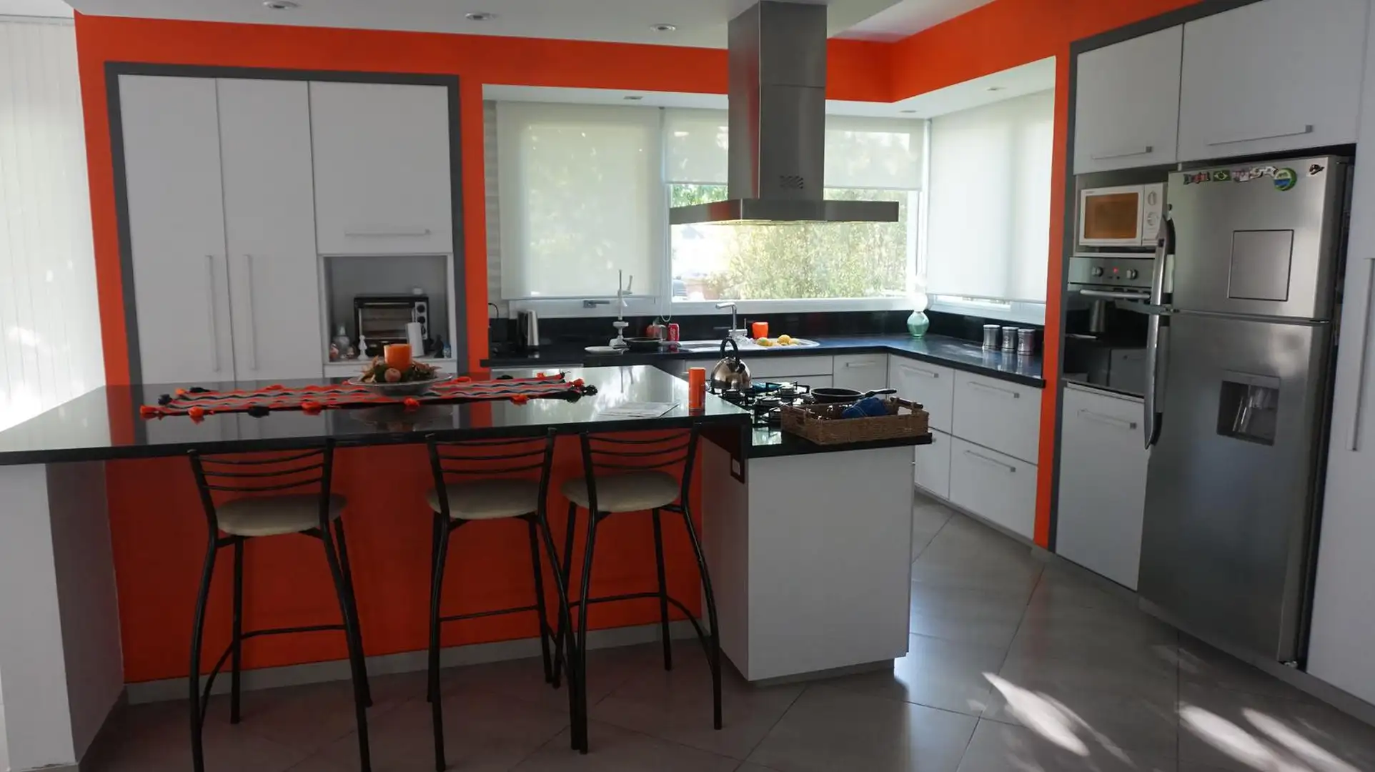 Casa estilo minimalista moderno, en sector Los Pinos del barrio Privado Rumencó.