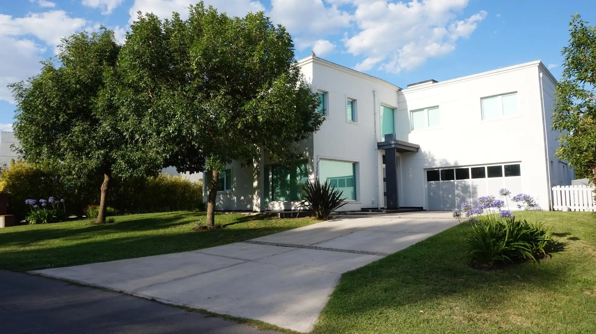 Casa estilo minimalista moderno, en sector Los Pinos del barrio Privado Rumencó.