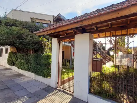 Departamento al Frente 3 amb con Cochera cubierta en Complejo con jardines!