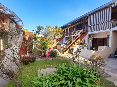 Departamento al Frente 3 amb con Cochera cubierta en Complejo con jardines!
