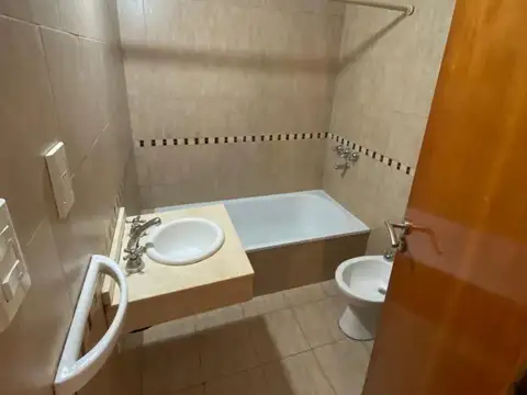 DEPARTAMENTO DE 2 AMBIENTES CON COCHERA PB