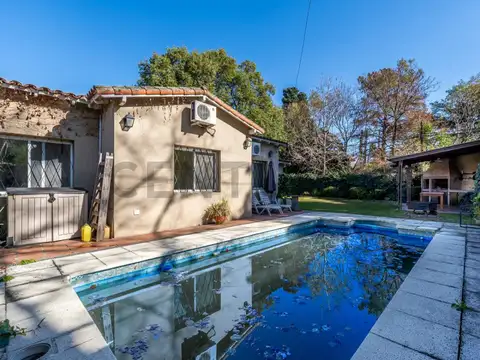 VENTA CASA 4 AMBIENTES CON DEPENDENCIA, QUINCHO Y PISCINA EN DON TORCUATO.