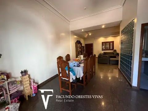 VENTA - CASA - CINCO AMBIENTES - TRES BAÑOS - PATIO - PARRILLA - PASTO - VILLA LUGANO