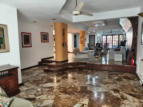 Casa 6 ambientes con 4 baños