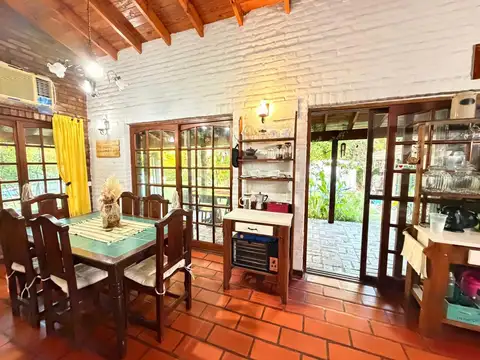 Casa en ALQUILER CON MUEBLES sobre doble lote central en CC Larena