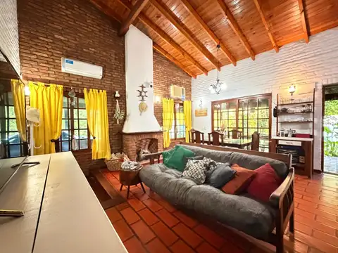 Casa en Alquiler con 4 cocheras
