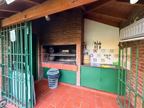 Casa en Alquiler con 4 cocheras
