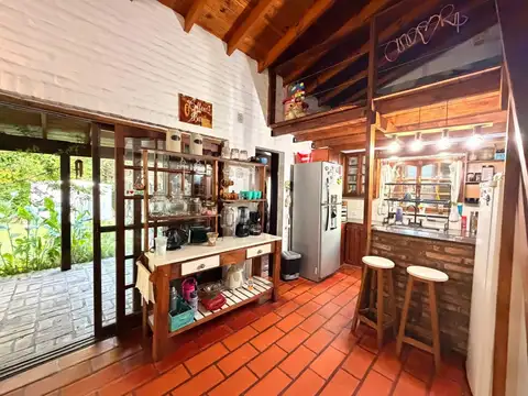 Casa en ALQUILER CON MUEBLES sobre doble lote central en CC Larena
