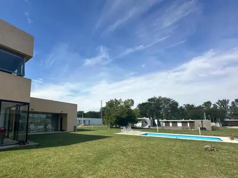 Casa en venta con parque y pileta -City Bell - Las Carolinas