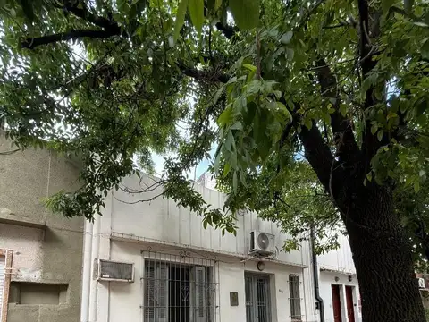 Casa de dos dormitorios con patio en macrocentro