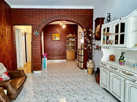 CASA 4 AMBIENTES VENTA EN LONGCHAMPS CON PILETA