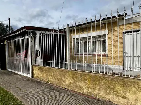 CASA 4 AMBIENTES VENTA EN LONGCHAMPS CON PILETA