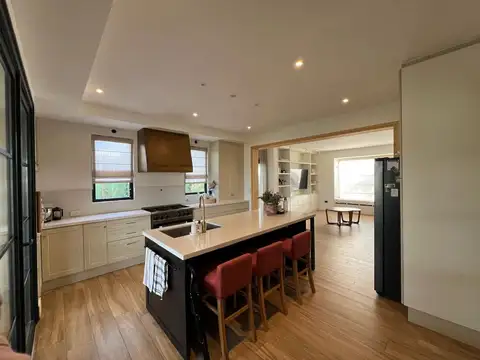 Casa 7 ambientes con 2 baños
