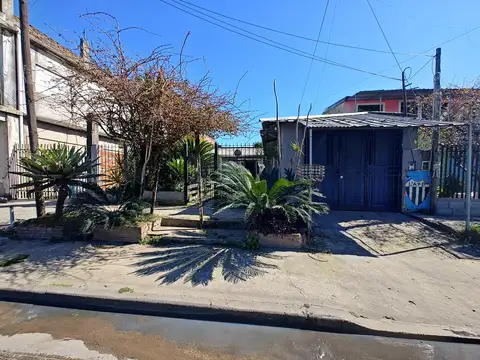 Inmueble con dos viviendas en  venta en Isidro Casanova