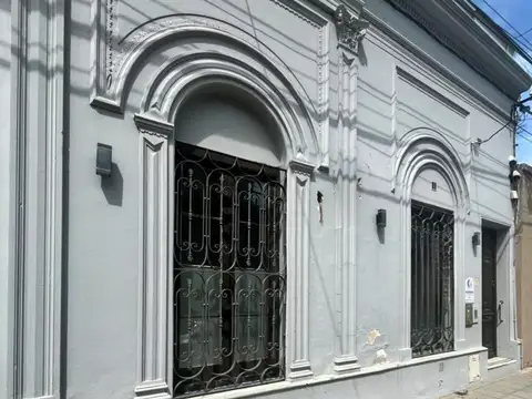 Casa céntrica para uso comercial, consultorios, oficinas.