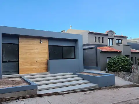 SE VENDE CASA B° DALVIAN A ESTRENAR